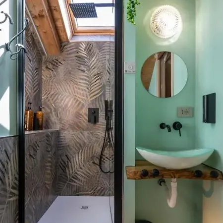 לינה וארוחת בוקר Helix 1912 4*